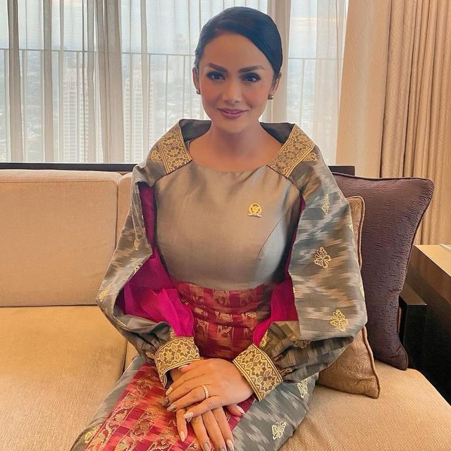 Gaya Estetik Krisdayanti dengan Nuansa Etnik Saat Ngantor di DPR