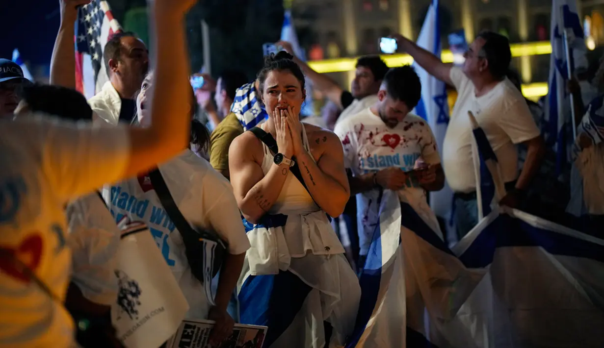 Di Chicago, massa mengibarkan bendera Palestina dan mengenakan keffiyeh. Mantan Ketua DPR Nancy Pelosi memimpin masyarakat Yahudi berkumpul mendukung Israel di Sinagoga di San Francisco. (AP Photo/John Locher)