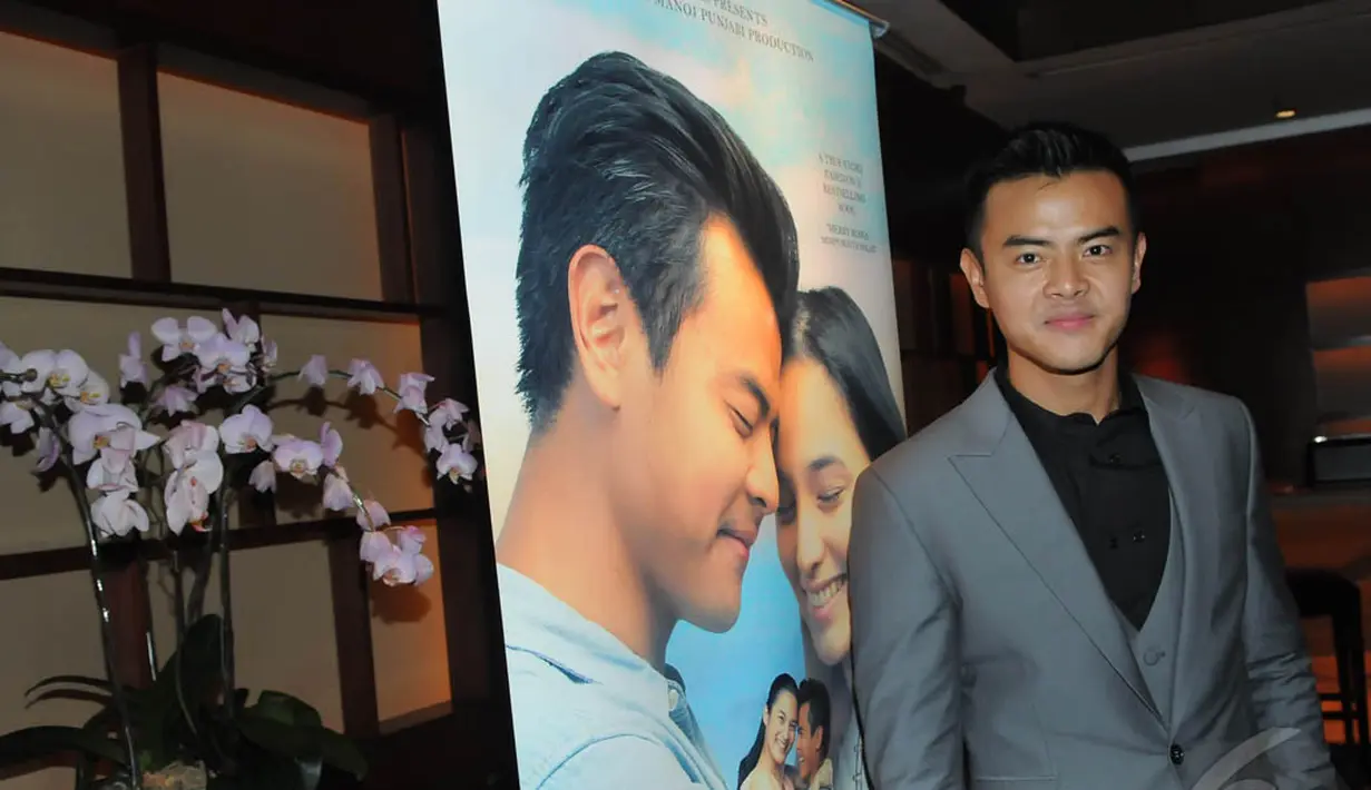 Aktor muda Dion Wiyoko saat menghadiri gala premier film Merry Riana di Plaza Senayan, Jakarta, Senin (22/12/2014). (Liputan6.com/Herman Zakharia)