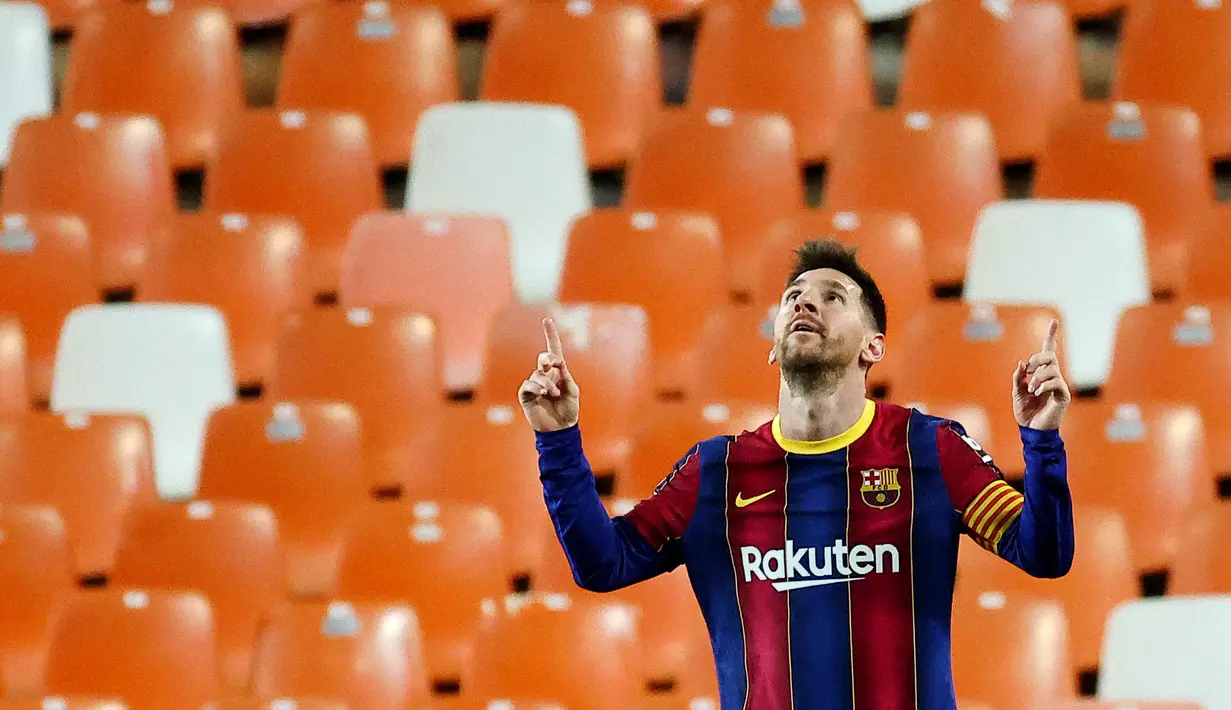 Striker Barcelona, Lionel Messi, melakukan selebrasi usai mencetak gol ke gawang Valencia pada laga Liga Spanyol di Stadion Mestalla, Minggu (2/5/2021). Barcelona menang dengan skor 2-3. (AFP/Jose Jordan)