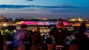 Sejumlah warga menikmati suasana malam dengan latar belakang Stadion Luzhniki, Moscow, Kamis,(6/7/2017). Stadion Luzhniki akan menjadi stadion untuk pembukaan dan penutupan Piala Dunia 2018 Rusia. (AFP/Mladen Antonov)