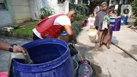 PMI Kabupaten Tangerang menyalurkan air bersih untuk kebutuhan sehari-hari bagi warga yang terdampak kekeringan. (Liputan6.com/Angga Yuniar)
