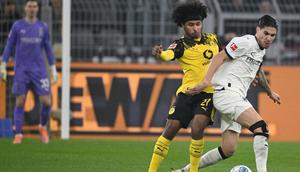 Kevin Diks mendapatkan nilai tertinggi saat Borussia Monchengladbach menelan kekalahan 0-2 dari Borussia Dortmund pada laga pekan ke-15 Bundesliga di Signal Iduna Park, Sabtu (20/12/2025) dini hari WIB. (AFP/UWE KRAFT)