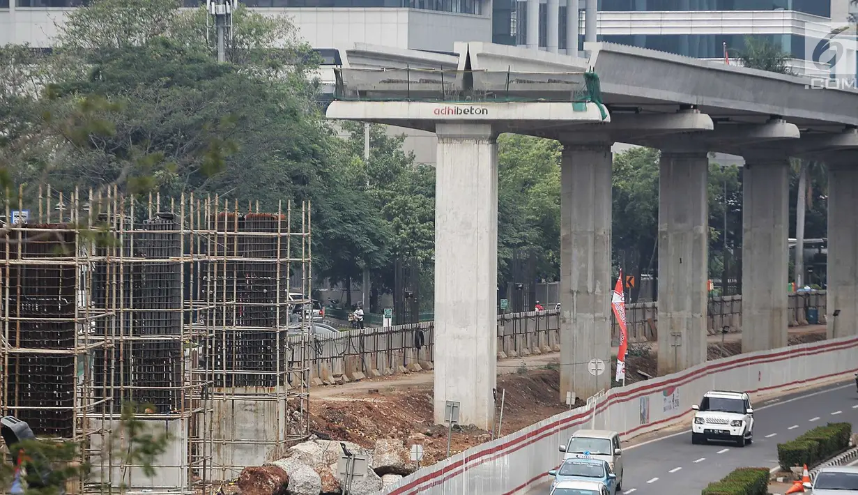 Suasana proyek LRT di Jl Rasuna Said, Jakarta, Rabu (1/8). Kereta ringan Jabodebek ditargetkan beroperasi pada Mei 2019 yang bakal melintasi tiga rute atau lintasan belum dapat dipakai saat perhelatan akbar Asian Games. (Liputan6.com/Faizal Fanani)