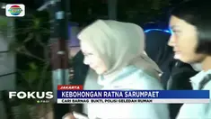 Penggeledahan ini menyita perhatian warga sekitar yang mendatangi lokasi.