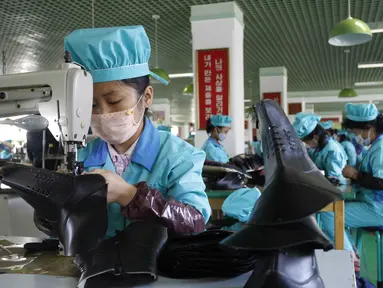 Pekerja membuat sepatu kulit di pabrik sepatu Wonsan di Wonsan, Provinsi Kangwon, Korea Utara pada 28 Okt 2020. (AP Photo/Jon Chol Jin)
