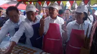 Meskipun gagal dalam menghasilkan burayot yang mengembang, tetapi Menteri Sri Mulyani nampak senang mencicipi panganan khas Burayot asal Garut (Liputan6.com/Jayadi Supriadin)
