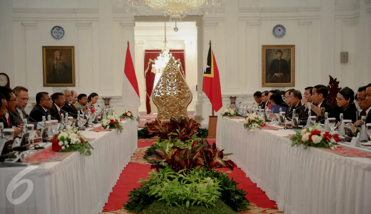 Presiden Jokowi bersama delegasi (baris kanan) dan PM Timor Leste Rui Maria De Araujo bersama delegasi (baris kiri) melakukan pertemuan bilateral di Istana Merdeka, Jakarta, Rabu (26/8). (Liputan6.com/Faizal Fanani)