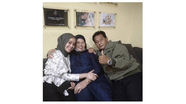 7 Potret Pertemuan Keluarga Lesty Kejora dan Rizky Billar, Penuh Kehangatan