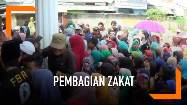 Ratusan orang dewasa dan anak-anak berdesak-desakan saat terima zakat dari seorang pengusaha di Bekasi, Jawa Barat. Kondisi ini membuat petugas sempat kewalahan.