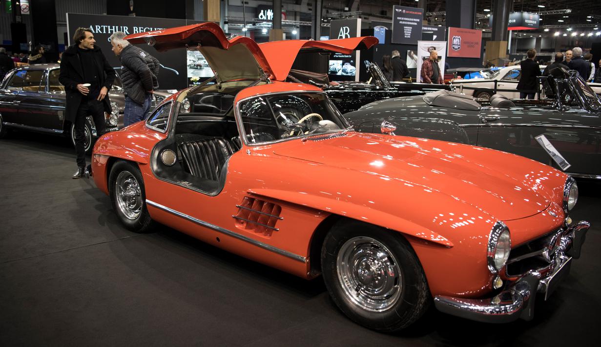 Pengunjung melihat Mercedes Benz 300 SL Gullwingon, yang dipamerkan selama pameran mobil Retromobile di Paris, Prancis (5/2). Pameran ini diselenggarakan dari tanggal 6 sampai 10 Februari 2019. (AFP Photo/Eric Feferberg)