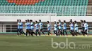 Pemain Timnas Myanmar menggelar latihan jelang pertandingan uji coba melawan Timnas Indonesia U-22. Laga uji coba ini dijadikan Myanmar sebagai persiapan untuk laga kualifikasi Piala Asia 2019 melawan India.  (Bola.com/M iqbal Ichsan)