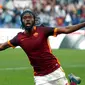 Selebrasi pemain AS Roma, Gervinho, setelah mencetak gol kedua ke gawang Lazio dalam lanjutan Serie A di Stadion Olimpico, Roma, Minggu (8/11/2015) malam WIB. (Reuters/Alessandro Bianchi)