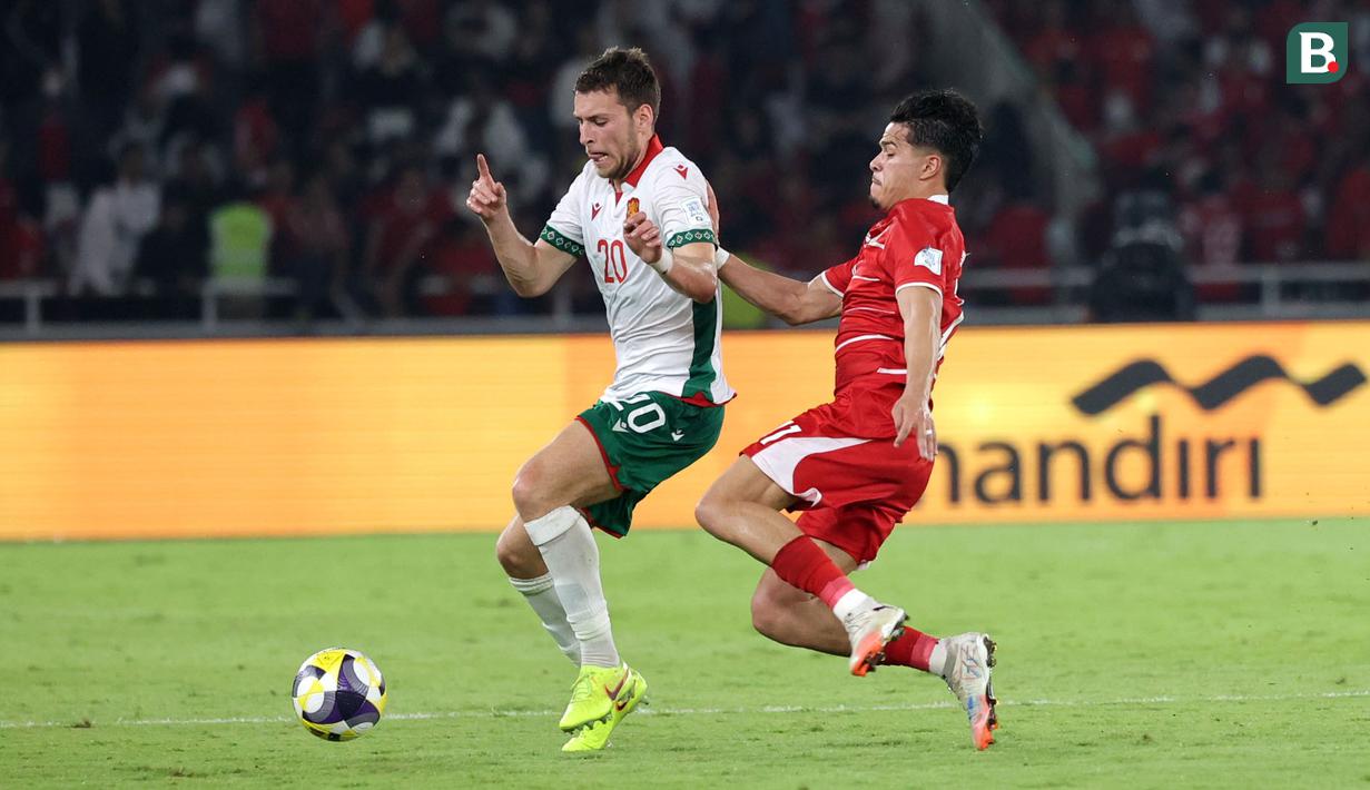 Pemain Timnas Indonesia, Ragnar Oratmangoen (kanan) berusaha merebut bola dari pemain Bulgaria, Martin Georgiev dalam laga final FIFA Series 2026 di Stadion Utama Gelora Bung Karno (SUGK), Senayan, Jakarta, Senin (30/03/2026). (Bola.com/Abdul Aziz)