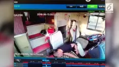 Seorang sopir bus secara tiba-tiba terserang stroke saat membawa 30 orang penumpang. Akibatnya, bus hilang kendali.