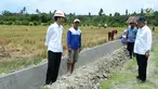 Presiden Joko Widodo berbincang dengan Menteri PUPR Basuki Hadimuljono (kanan) dan pekerja saat meninjua meninjau irigasi di Desa Waimital, Kecamatan Kairatu, Kabupaten Seram Bagian Barat (14/2). (Liputan6.com/Pool/Biro Pers Setpres)