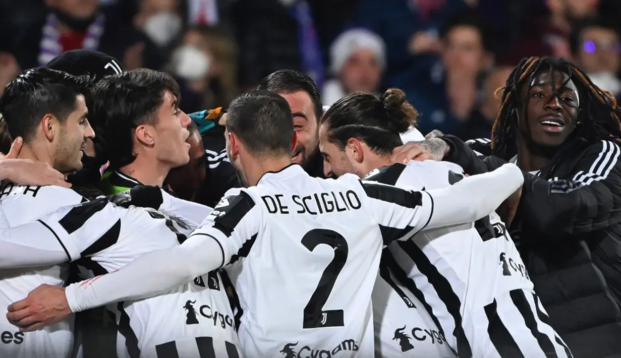 Para pemain Juventus merayakan gol ke gawang Fiorentina pada pertandingan sepak bola leg pertama semifinal Coppa Italia di Stadion Artemio-Franchi, Florence, Italia, 2 Maret 2022. Juventus menang 1-0. (Alberto PIZZOLI/AFP)