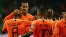 Para pemain Belanda merayakan gol yang dicetak Georginio Wijnaldum ke gawang Jerman pada laga Kualifikasi Piala Dunia 2022 di Hamburg, Jumat (6/9). Jerman kalah 2-4 dari Belanda. (AFP/Patrik Stollarz)