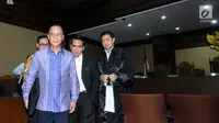 Terdakwa penerbitan SKL terhadap obligor BLBI, Syafruddin Arsyad Temenggung usai mengikuti sidang lanjutan di Pengadilan Tipikor, Jakarta, Kamis (31/5). Sidang mendengar putusan sela majelis hakim. (Liputan6.com/Helmi Fithriansyah)