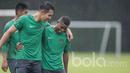 Gelandang Bali United, Yabes Roni Malaifani, tampak bercanda dengan bek Persija, Ryuji Utomo, saat mengikuti seleksi Timnas Indonesia U-22 di Lapangan SPH Karawaci, Banten, Selasa (21/2/2017).(Bola.com/Vitalis Yogi Trisna)
