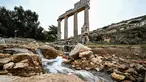 Air mengalir melalui reruntuhan di lokasi kota kuno Cyrene (Shahhat) Yunani-Romawi di Libya timur, sekitar 60(37 mil) barat Derna setelah banjir dahsyat, pada 21 September 2023. (Ozan KOSE / AFP)