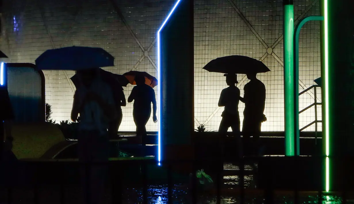 Ini merupakan peringatan nomor 10 pertama sejak Topan Super Mangkhut melanda Hong Kong pada 2018. (AP Photo/Daniel Ceng)