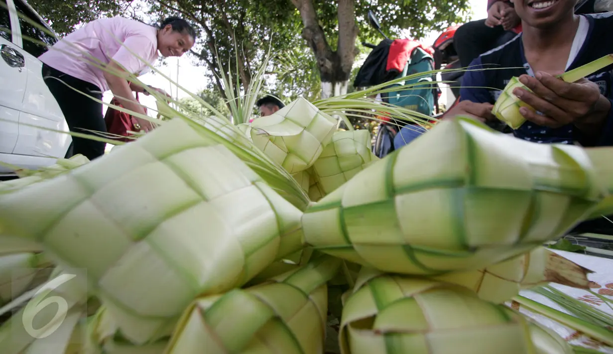 Pedagang yang menjual kulit ketupat mulai memadati sekitar Pakualaman,Yogyakarta, menjelang Hari Raya Idul Fitri 1437 Hijriah, Senin (4/7). H-2 menjelang Lebaran, pedagang musiman yang menjual kulit ketupat mulai bermunculan. (Liputan6.com/Boy Harjanto)