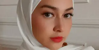 Dalam caption foto yang diunggahnya ini, Nina Zatulini mengaku dirinya memakai filter, sehingga penampilannya semakin cantik bak perempuan Arab. Dengan riasan mata natural, dipadu dengan warna lipstik yang merah-oranye. Foto: Instagram.
