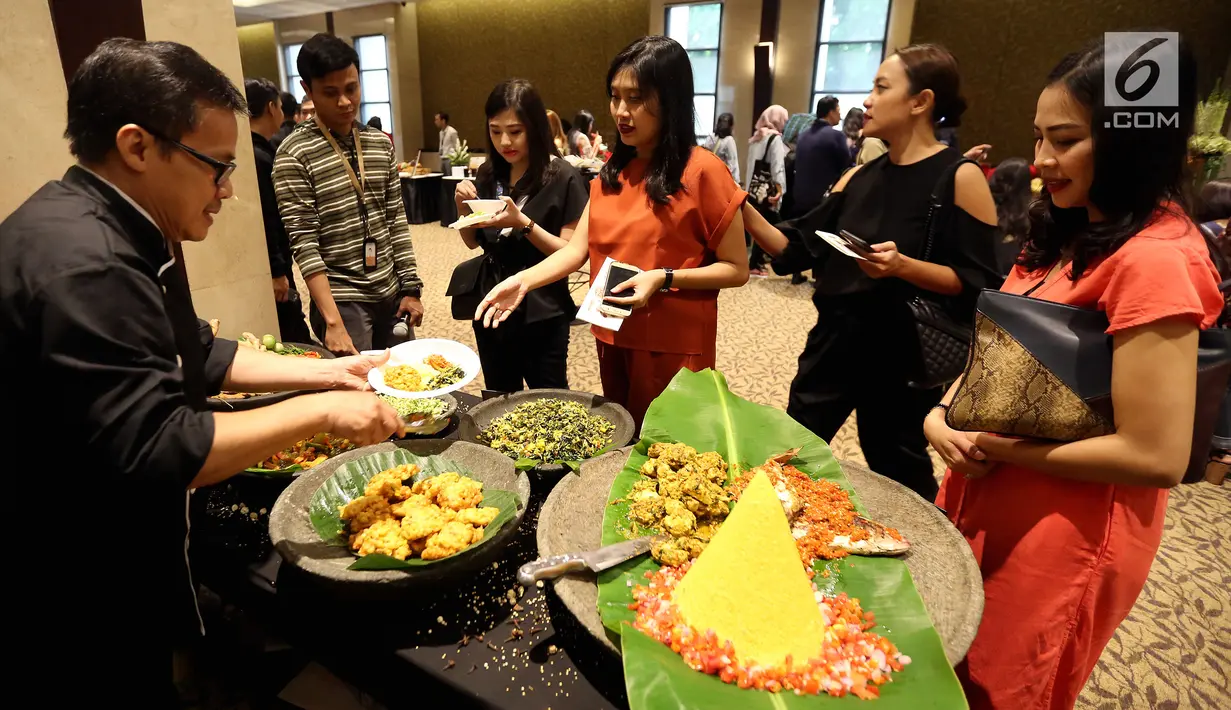 Chef menyajikan makanan dalam festival kuliner "Flavors of The World" di Plaza Indonesia, Jakarta, Jumat (3/11). Festival kuliner internasional ini menampilkan menu dari belahan dunia yang berlangsung selama November 2017. (Liputan6.com/Johan Tallo)