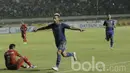 Gelandang Persib, Raphael Maitimo, melakukan selebrasi usai mencetak gol ke gawang Persiba pada laga lanjutan liga 1 Indonesia di Stadion GBLA, Bandung, Minggu (11/6/2017). Persib menang 1-0. (Bola.com/M Iqbal Ichsan)