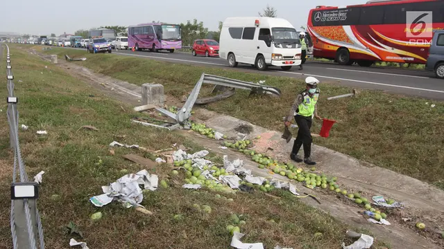 Mobil Tabrak Pembatas Tol Cipali