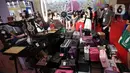 Pengunjung memilih produk kecantikan saat pameran Cosmobeaute Indonesia 2022 di Jakarta Convention Center (JCC), Senayan, Jakarta, Kamis (3/11/2022). Cosmobeaute Indonesia 2022 menghadirkan lebih dari 600 brand dan 200 perusahaan dari Indonesia, Tiongkok, India, Korea, Malaysia dan Singapura. (Liputan6.com/Johan Tallo)