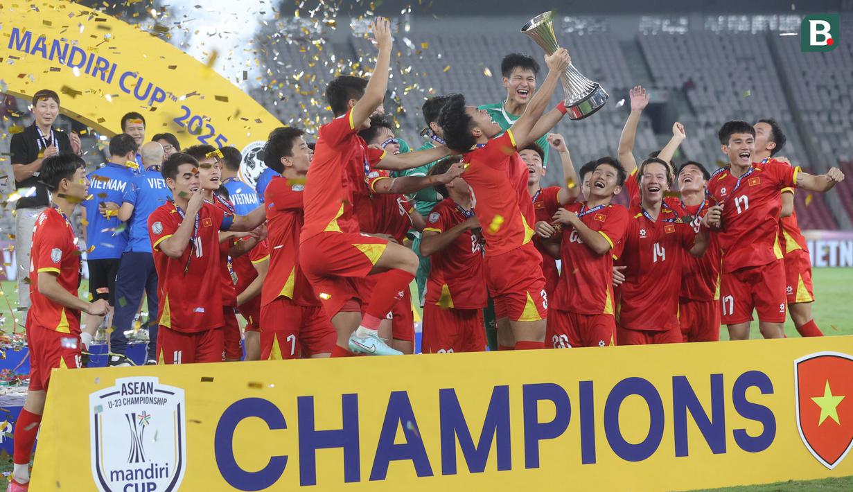 Keberhasilan ini membawa Vietnam mencatatkan hattrick juara Piala AFF U-23 sekaligus mempertegas dominasi mereka di kawasan Asia Tenggara. (Bola.com/M Iqbal Ichsan)
