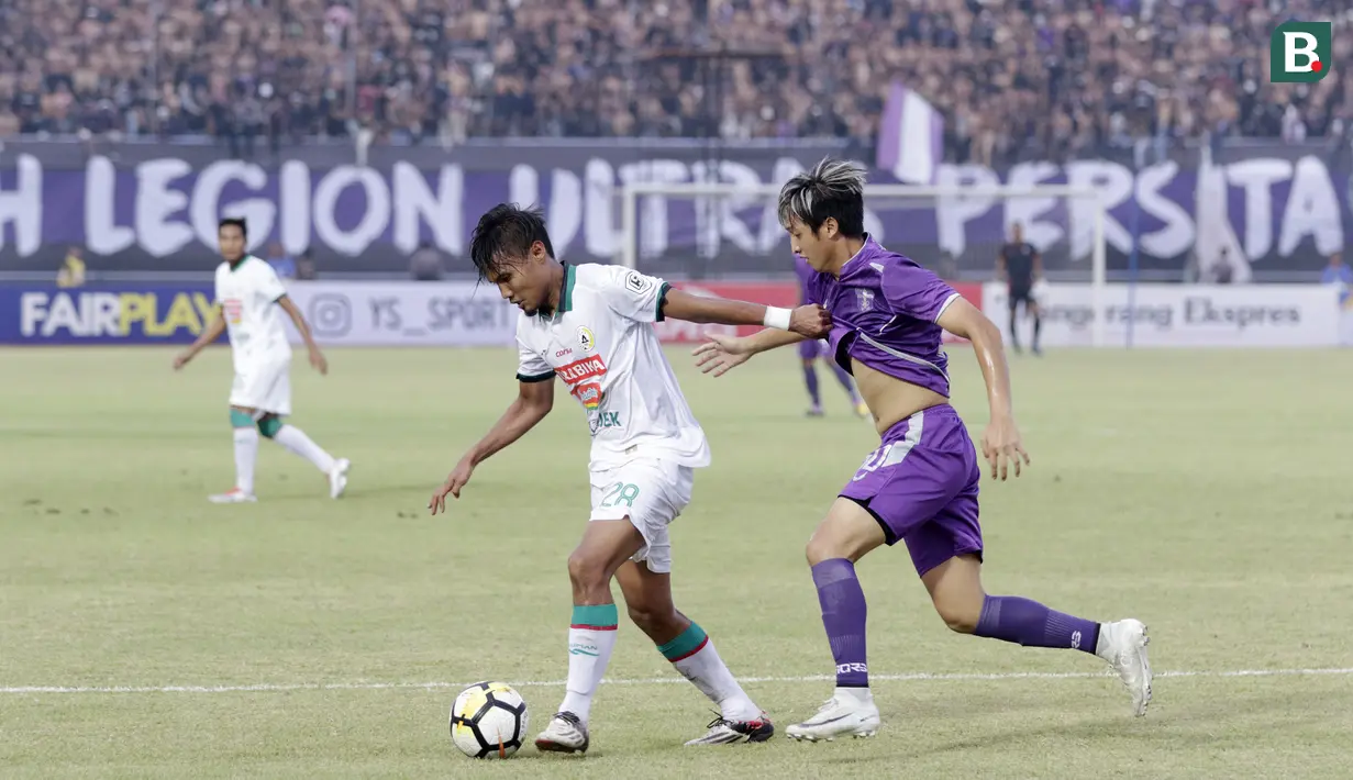 Pemain  PSS Sleman, Aditya Putra, menggiring bola saat melawan Persita Tangerang pada laga Liga 2 di Stadion Benteng Taruna, Tangerang, Jumat (26/10/2018). Kedua tim bermain imbang 1-1. (Bola.com/M Iqbal Ichsan)
