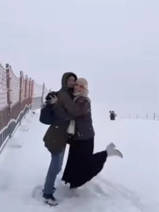 Tak hanya mengunggah foto saja, Shireen Sungkar juga mengabadikan beberapa momen mesra bersama sang suami lewat video. Dalam video yang diunggah keduanya pun saling berpelukan mesra hingga membuat banyak netizen ikut baper. (Liputan6.com/IG/@shireensungkar)