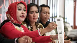 Penyanyi dangdut Tessa Mariska bersama kuasa hukum memberi keterangan terkait konflik dengan Ely Sugigi di Jakarta, Rabu (29/8). Tessa Mariska menanggapi pernyataan Ely Sugigi yang katanya telah dibayarkan pihak stasiun TV. (Liputan6.com/Faizal Fanani)