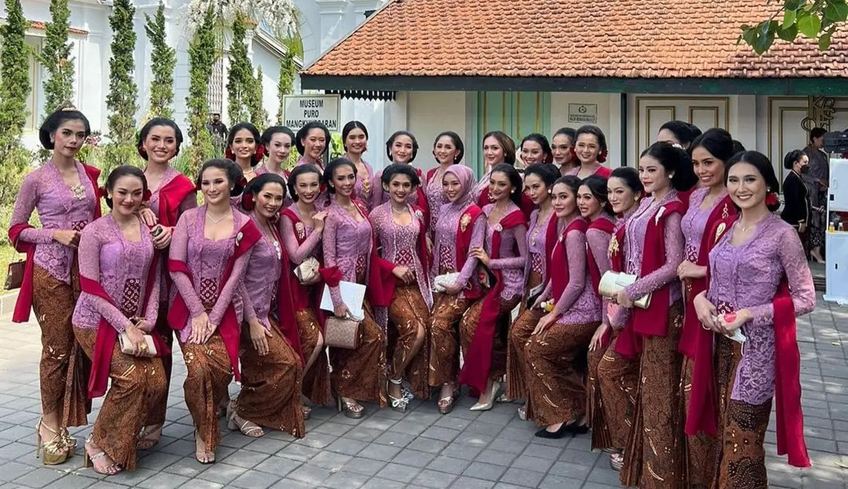 Pada kesempatan ini, kain batik menjadi bawahan yang menghadirkan kesan Jawa nan kental.  [Foto: Official Putri Indonesia/ Instagram]