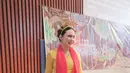 Sementara itu, Shandy mengenakan kebaya kuning dengan selendang orange dipadukan bawahan kain batik yang serasi dengan putrinya. Ia pun memadukannya dengan heels coklat. [@shandyaulia]
