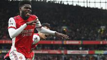 Gelandang Arsenal, Thomas Partey, mengucapkan dua kalimat syahadat dibimbing oleh pemuka agama Islan di London, Sheikh Muhammad Al-Azhari.(AFP/Glyn Kirk)