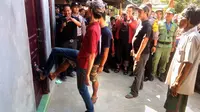 Warga memadati rekonstruksi kasus pembunuhan satu keluarga yang digelar Polres Cirebon di Kelurahan Pasalakan, Kecamatan Sumber. (Liputan6.com/Panji Prayitno)