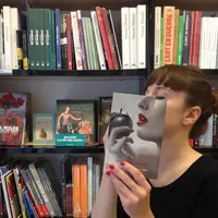 Buku nggak cuma bisa dibaca tapi juga bisa dijadikan pengganti wajah atau bagian tubuhmu yang lain. (Via: boredpanda.com)