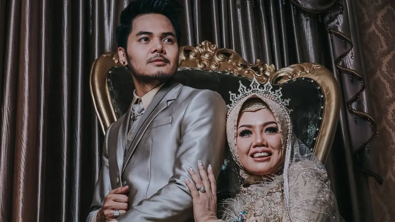 6 Momen Ely Sugigi Pakai Baju Pengantin Bareng Pacar, Pamer Kemesraan
