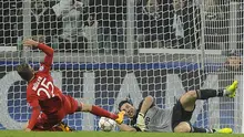 Penyerang Bayern Munchen, Thomas Muller, berusaha membobol gawang Juventus yang dijaga oleh Gianluigi Buffon. Jalannya pertandingan lebih dikuasai oleh Bayern Munchen dengan penguasaan bola 68 persen. (Reuters/Giorgio Perottino)