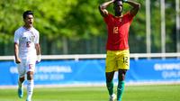 Ekspresi kekecewaan striker Guinea, Algassime Bah usai sepakan penaltinya ditahan Ernando Ari Sutaryadi dalam laga play-off Olimpiade 2024 Paris, Kamis (9/5/2024) malam WIB. (AFP/Miguel Medina)