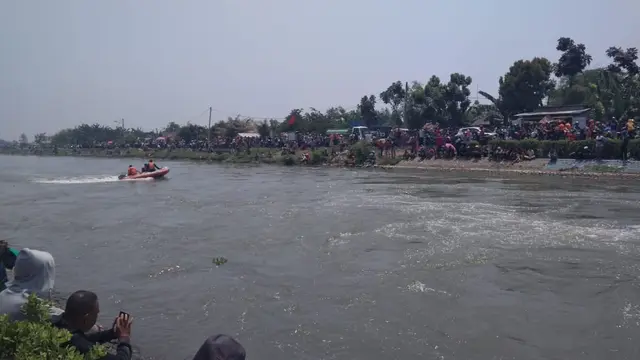 Pencarian Korban Hilang Tenggelam di saluran irigasi sungai di Karawang