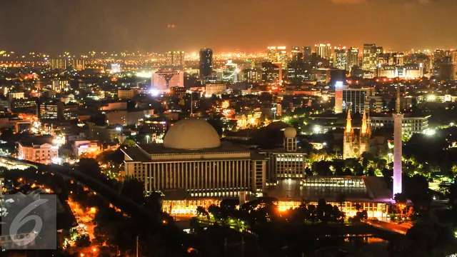 Pemandangan Kota Jakarta dilihat dari puncak Monas pada malam hari. (Liputan6.com/Gempur M Surya)