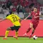 Kapten Timnas Indonesia, Kevin Diks berjibaku melawan pemain Malaysia La'Vere Corbin-Ong dalam duel Grup B FIFA ASEAN Cup 2026 di Stadion Utama Gelora Bung Karno, Jakarta, Senin (28/9/2026). (Bola.com/Budy Santoso)