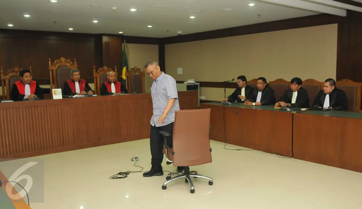 Alex Usman beranjak dari kursinya usai pembacaan vonis di Pengadilan Tipikor, Jakarta, Kamis (10/3/2016). Majelis Hakim menjatuhi hukuman kepada Alex Usman 6 tahun penjara dan denda Rp 500 juta. (Liputan6.com/Gempur M Surya)