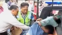 Polisi kewalahan saat membawa kedua tersangka dari kepungan warga. Sementara itu, banyak BPOM DKI Jakarta temukan kerupuk dengan zat pewarna