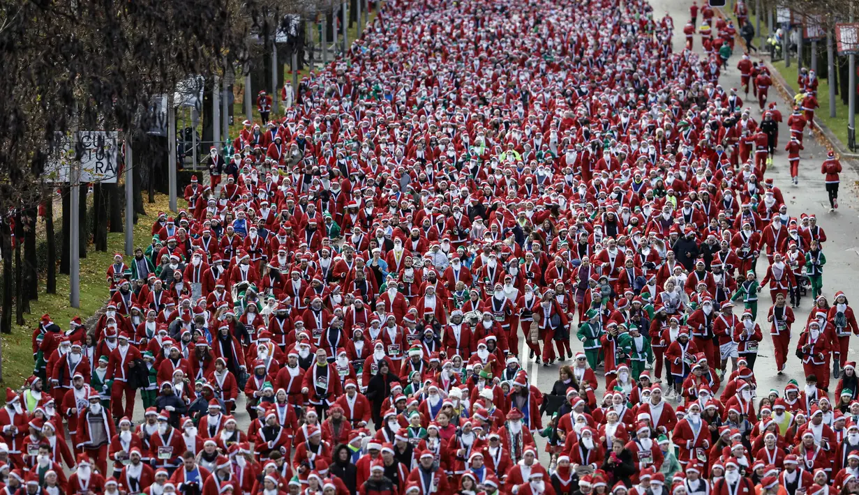 Lebih dari 10 ribu orang yang mengenakan kostum Santa Claus, termasuk anak-anak, ikut serta dalam lomba lari sejauh 4,5 kilometer. Tampak dalam foto, ribuan pelari yang mengenakan kostum Santa Claus berpartisipasi dalam edisi ke-14 lomba Santa Claus, sebuah lari santai sejauh 4,5 km melalui jalan-jalan Madrid pada Minggu 21 Desember 2025. (OSCAR DEL POZO/AFP)